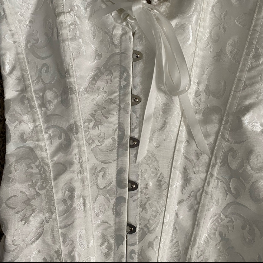 🥳 TRADED! Gorgeous White Corset - Picture 4 of 5
